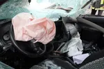 امدادرسانی آتش‌نشانان به مصدوم سانحه برخورد ۲۰۶ با اتوبوس در مشهد+تصاویر