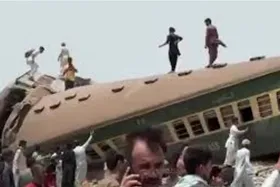 خروج مرگبار قطار از ریل در پاکستان | دست&zwnj;کم ۱۹ کشته و بیش از ۵۰ زخمی