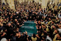 ویدئو | ورود آیت الله سید محمد تقی الحکیم به حرم امام علی(ع) برای اقامه نماز بر پیکر رهبر شهید