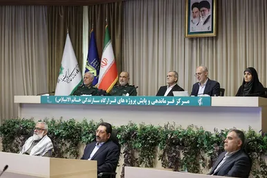 عکس‌هایی از حضور رئیس‌جمهور در قرارگاه سازندگی خاتم‌الانبیا(ص)