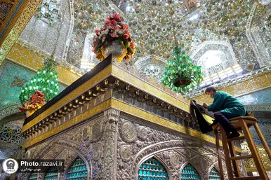 تعویض پرچم گنبد و پوش ضریح مطهر حرم رضوی همزمان با سوم ربیع الاول