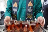پذیرایی از زائران با مشارکت ۴۵ موکب و صدها خادمیار در چایخانه‌های حرم امام‎رضا(ع)