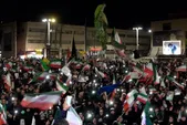 ویدئو | پرچم ایران نسل به نسل، دست به دست