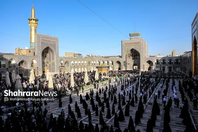 اهتزاز پرچم عزای حسینی بر فراز گنبد حرم رضوی