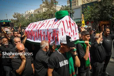 سوگواری دسته های عزاداری در خیابان های منتهی به حرم مطهر رضوی در دهه آخر صفر