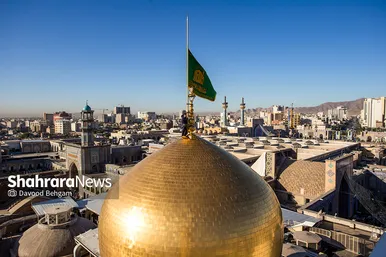 آیین تعویض پرچم گنبد منور حرم مطهر رضوی