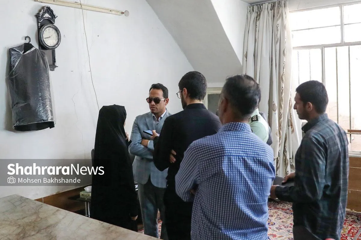 زنی جوان که متهم به قتل پیرمردی ۷۲ ساله است، در بازسازی صحنه جرم: پدرم من را معتاد کرد