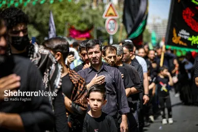 سوگواری دسته های عزاداری در خیابان های منتهی به حرم مطهر رضوی در دهه آخر صفر