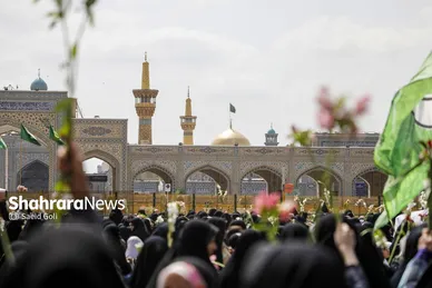 گزارش تصویری | آیین گلباران حرم امام‌رضا(ع) در نخستین روز دهه کرامت ۱۴۰۴