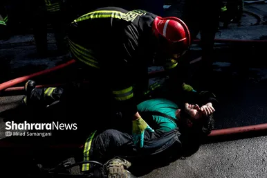 گزارش تصویری | حریق گسترده کارگاه مبل‌سازی در بزرگراه بابانظر مشهد (۲۱ شهریور ۱۴۰۴)