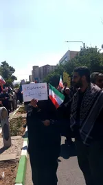 حرکت زائران از صحن‌های مختلف حرم مطهر رضوی به سمت باب‌الجواد(ع) و محل آغاز راهپیمایی ضد رژیم صهیونیستی