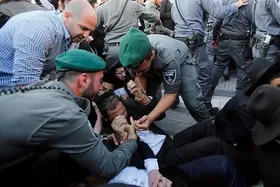 یهودستیزیِ صهیونیست&zwnj;ها! | ماجرای پاره کردن یک &laquo;کیپا&raquo; توسط پلیس اسرائیل