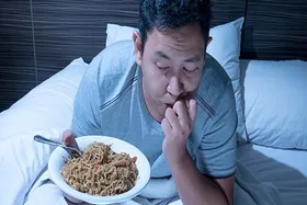 اگر می&zwnj;خواهید شب&zwnj;ها راحت بخوابید، این خوراکی&zwnj;ها را نخورید!