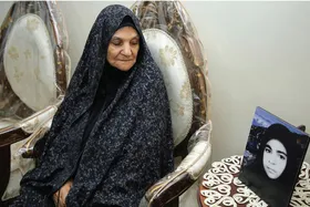 مادر شهید مهری زارع از روز&zwnj;های انقلاب اسلامی می&zwnj;گوید که دخترش زیر تانک له شد