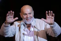 چهره بیمار جمشید هاشم‌پور در کنار اکبر عبدی+ عکس