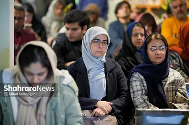گزارش تصویری | نقد و بررسی کتاب «ناخن کشیدن روی صورت شفیع‌الدین» در کافه کتاب آفتاب مشهد