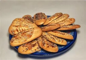 عطر نان قندی در نطنز پیچید| پخت بیش از ۳ هزار قرص نان شیرینی روغنی محلی توسط بانوان جهادگر