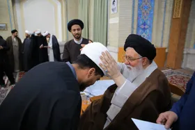 آیین عمامه گذاری جمعی از طلاب حوزه علمیه خراسان برگزار شد | آیت الله علم&zwnj;الهدی: طلبه باید سرباز خالص امام زمان(عج) باشد