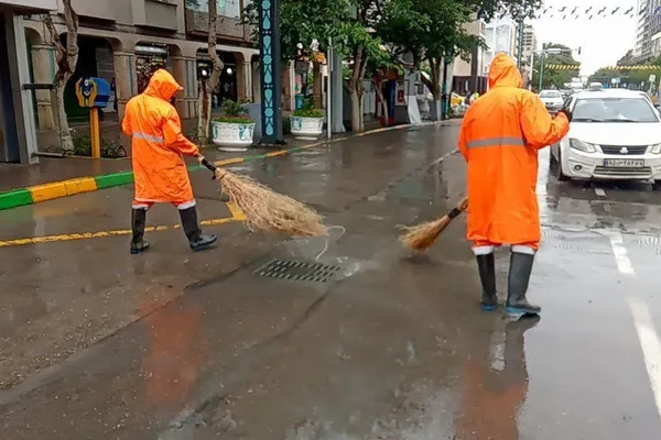 ۳۰۰ پاکبان در ۳ شیفت مسیر‌های منتهی به حرم مطهر را پاکسازی می‌کنند + عکس