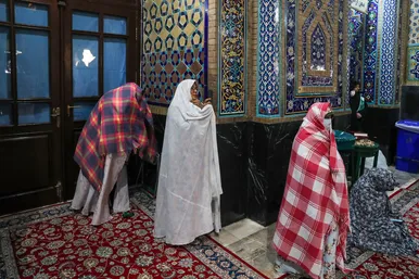 آیین معنوی اعتکاف در حرم امام رضا (ع)