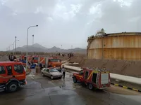 جزییات آتش‌سوزی ناشی از برخورد صاعقه به مخزن بنزین در انبار نفت زاهدان (۱۲ تیر ۱۴۰۵)