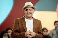 گریم عجیب و زنانه «سیاوش چراغی‌پور» در فیلم سینمایی «قرمز یواش» + تصاویر