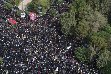 عکس‌هایی از اقامه نماز رهبر انقلاب بر پیکر مجاهد بزرگ شهید اسماعیل هنیه