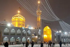 حال&zwnj;وهوای زائران پاکستانی زیر بارش برف در حرم مطهر رضوی + فیلم