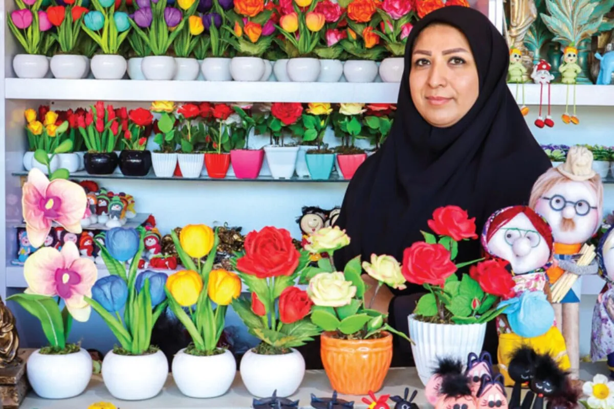 روایتی از دست‌های هنرمند مادر مشهدی و اشتغال خانواده