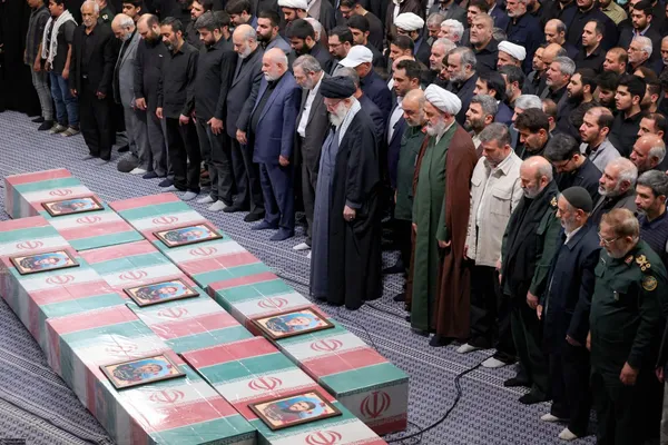 اقامه نماز رهبر معظم انقلاب بر پیکر شهدای حمله تروریستی به سفارت ایران در دمشق + فیلم و تصاویر