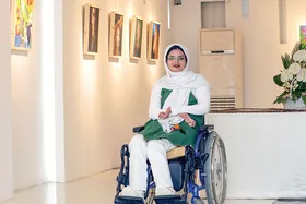 گفت&zwnj;وگو با بانویی که ۱۶ سال است قطع نخاع شده، اما ۳۰۰ اثر نقاشی با دهان ثبت کرده است