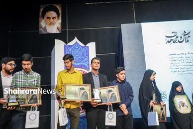 رونمایی از کتاب متولد چهل و دو