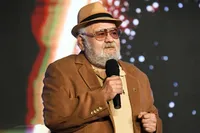 دختر زنده‌یاد اکبر عبدی: هزینه گل و بنر را به بیماران اختصاص دهید