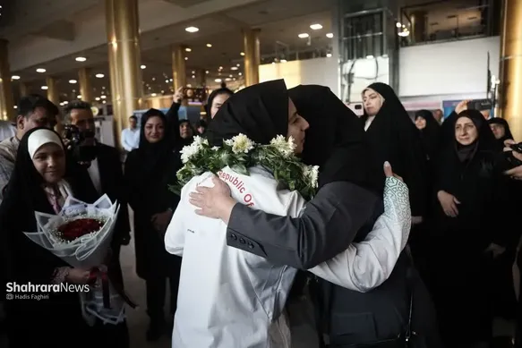 استقبال بی‌نظیر از ریحانه کریمی «نخستین مدال‌آور وزنه‌برداری زنان ایران در بازی‌های آسیایی» در فرودگاه مشهد