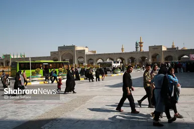 حضور زائران نوروزی در خیابانهای اطراف حرم مطهر رضوی