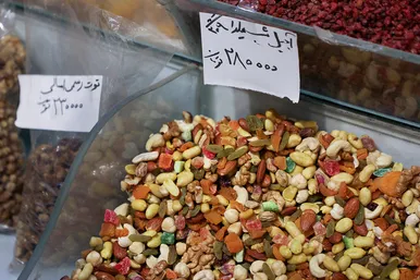 بازار میوه و آجیل در آستانه شب یلدا