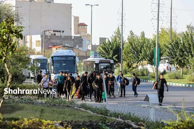 بازگشت زائران پیاده از طریق پایانه مسافربری مشهد در روز پایانی صفر