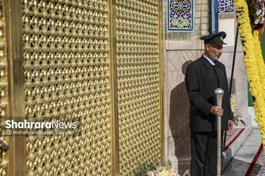 گزارش تصویری | تعویض پرچم گنبد حرم مطهر رضوی در صبح ولادت امام رضا (ع)