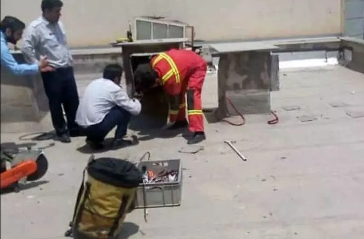نجات مرد گرفتار در کانال کولر توسط آتش‌نشانان مشهد + عکس و جزئیات