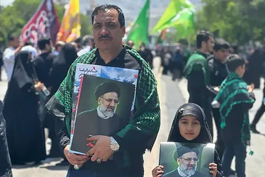 همه برای آخرین دیدار با شهید جمهور آمده‌اند (۳ خرداد ۱۴۰۳)