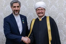 رایزن فرهنگی ایران در روسیه نشان عالی مسلمانان این کشور را دریافت کرد