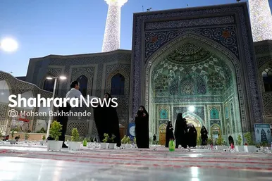 توزیع افطاری در باب الکاظم حرم مطهر امام رضا(ع)