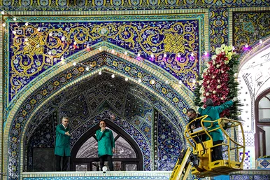 چراغانی و گل آرایی حرم مطهر رضوی به مناسبت میلاد امام رضا (ع)