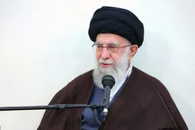 حضور رهبر معظم انقلاب در منزل رئیس&zwnj; جمهور شهید، آیت الله رئیسی + عکس