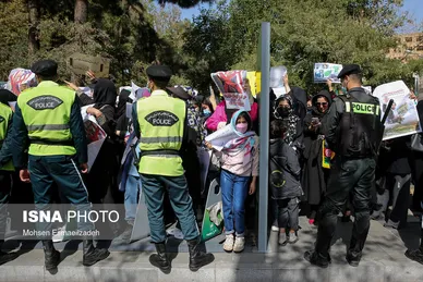 تجمع افغانستانی‌های مقیم تهران و مشهد در مقابل کنسولگری پاکستان
