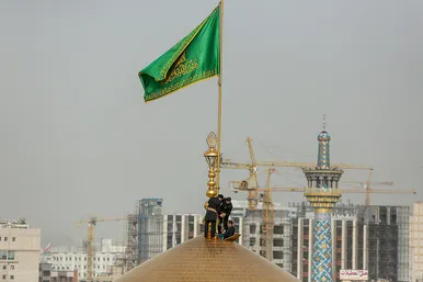 تعویض پرچم گنبد و پوش ضریح امام رضا (ع)