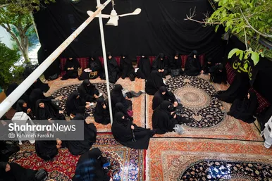 بانوان در حال عزاداری در حیاط خانه هستند