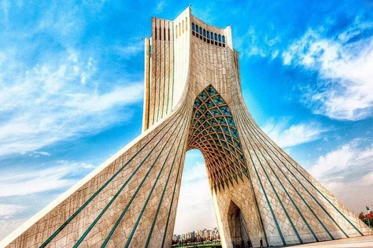 برج آزادی در پی موج انفجار ناشی از حملات دشمن آسیب دید