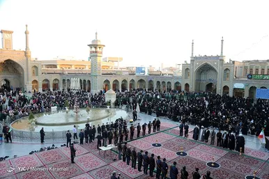 آیین تعویض پرچم گنبد حرم حضرت معصومه(س)