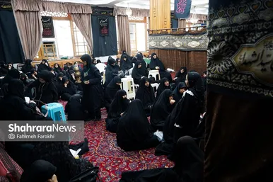 خادم حسینیه اسپندی را که اماده کرده است به داخل حسینیه میبرد